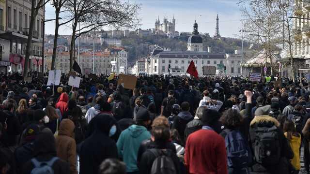 Fransa'nın Nice kentinde polisler de emeklilik reformuna karşı sokağa indi