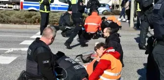 Hamburg'da iklim aktivistleri, ellerini asfalta yapıştırdı