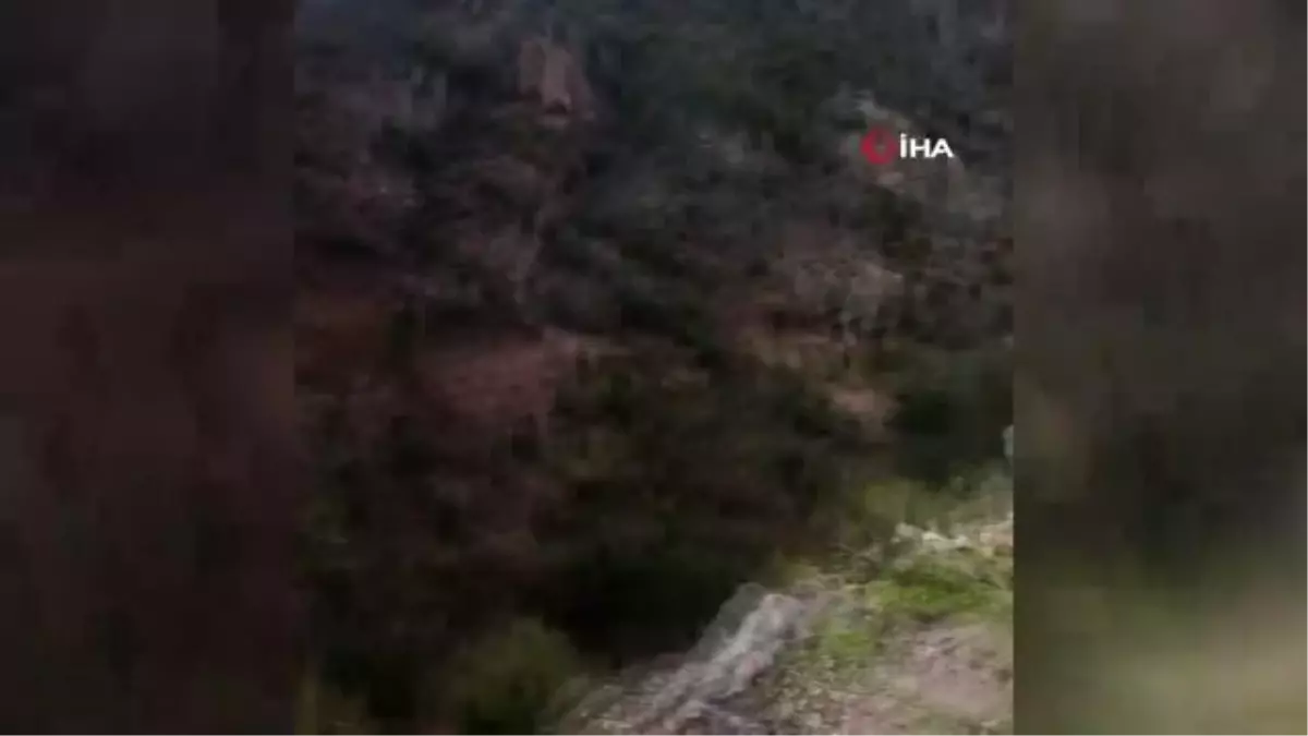 Heyelan sonucu kaya parçaları yolu kapattı