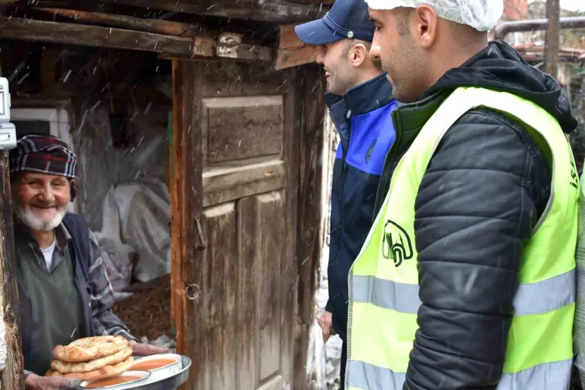 İlçede kurulan aşevinde ocaklar her gün ihtiyaç sahibi aileler ile depremzedeler için yanıyor