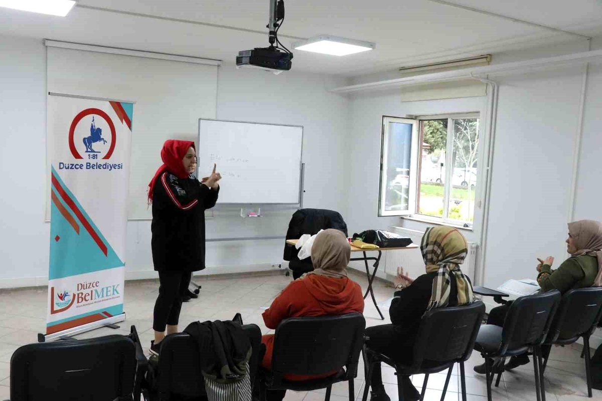 İşaret diliyle okuma yazma öğreniyorlar