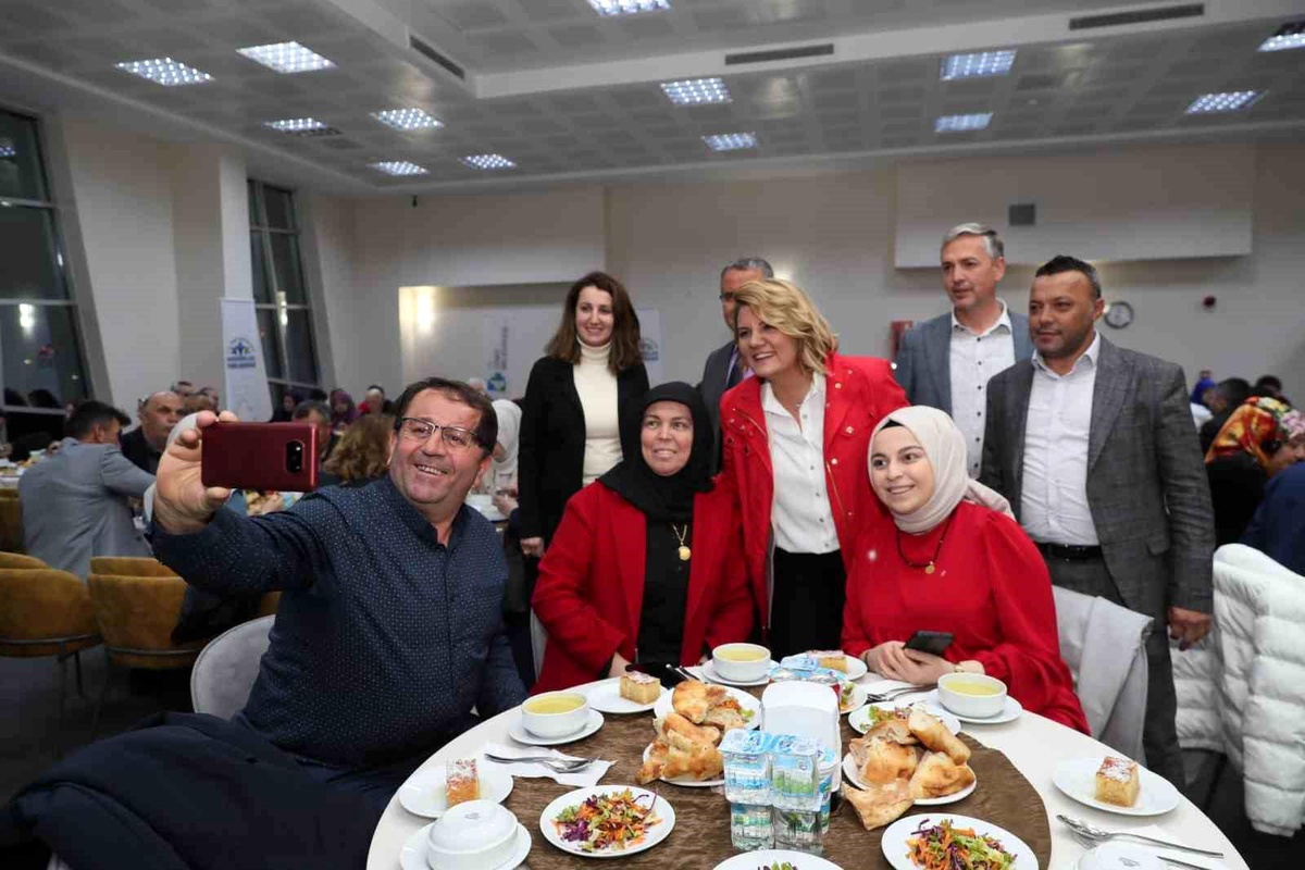 İzmit\'in muhtarları iftarda bir araya geldi