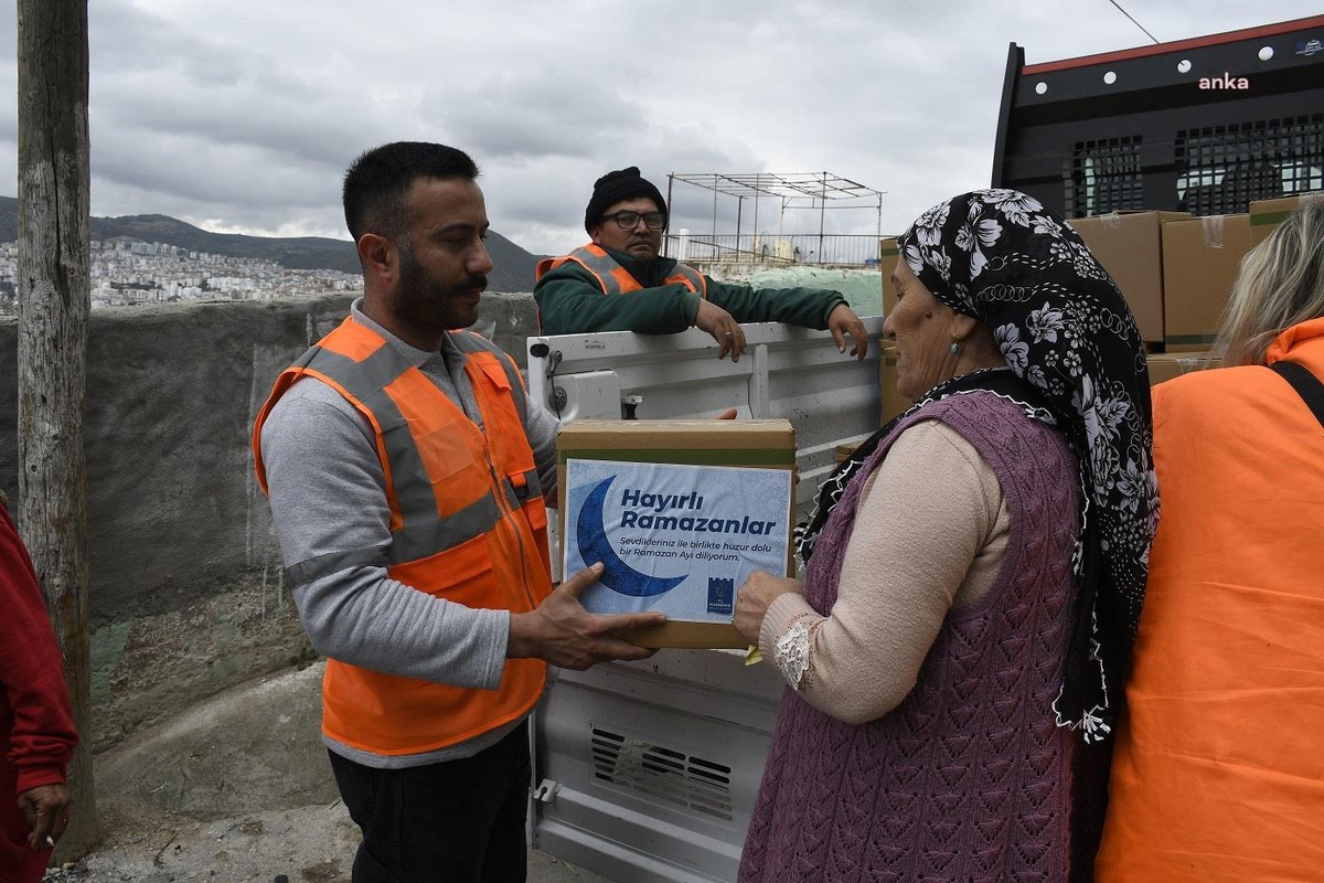 Kuşadası Belediyesi Ramazan Ayında da Sosyal Yardımlarını Sürdürüyor
