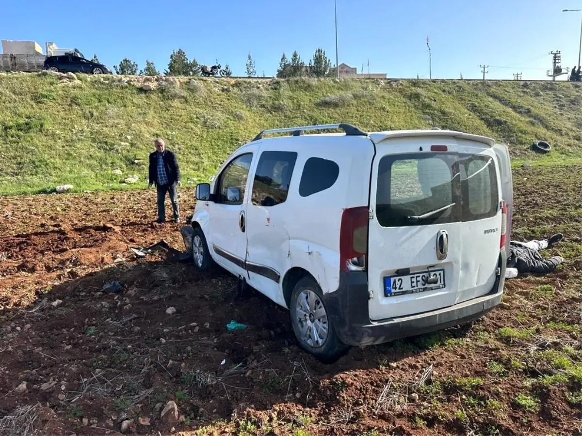 Midyat\'ta ticari araç tarlaya uçtu: 2 yaralı