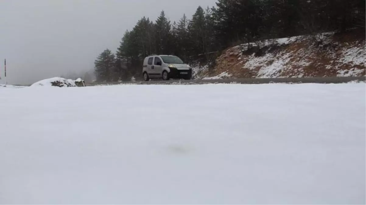 Vatandaş hayrete düştü! Nisan ayında yağan kar yolu beyaza boyadı