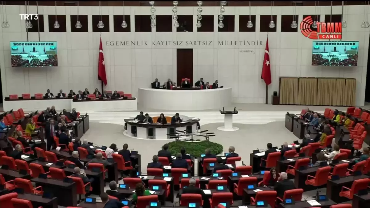 Özgür Özel\'den, Esenboğa Havalimanı\'na Abb Otobüslerinin Alınmamasına Tepki: "Ulaştırma Bakanı\'nın Bu Tuhaf Karardan Geri Dönmesini Bekliyoruz"