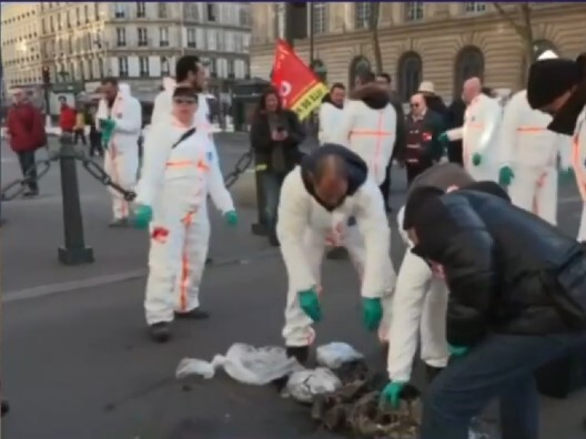Paris'te grevdeki kanalizasyon çalışanları belediyenin önüne fare ölüleri yığdı