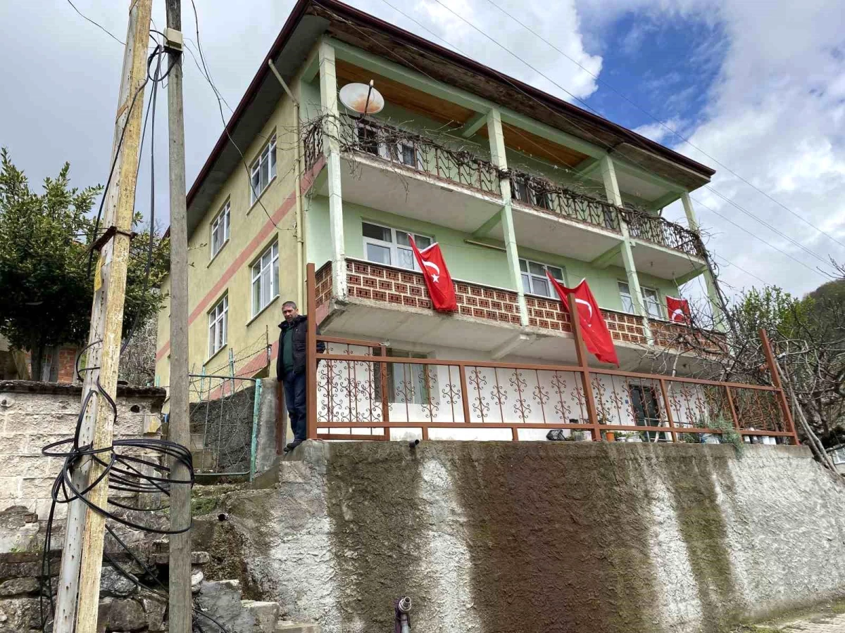 Şehit madenci Akgül\'ün evi Türk bayraklarıyla donatıldı