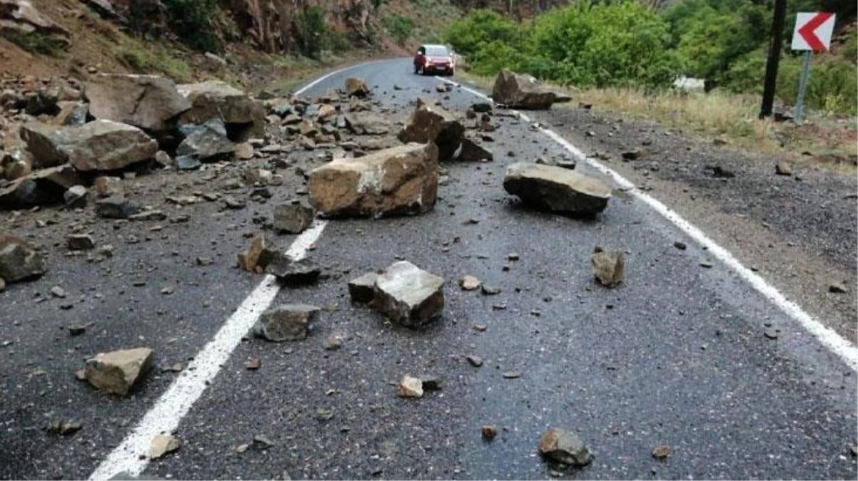 Adana\'nın Saimbeyli ilçesinde heyelan meydana geldi! Üzerine kaya devrilen araçtaki 4 öğretmen yaşamını yitirdi