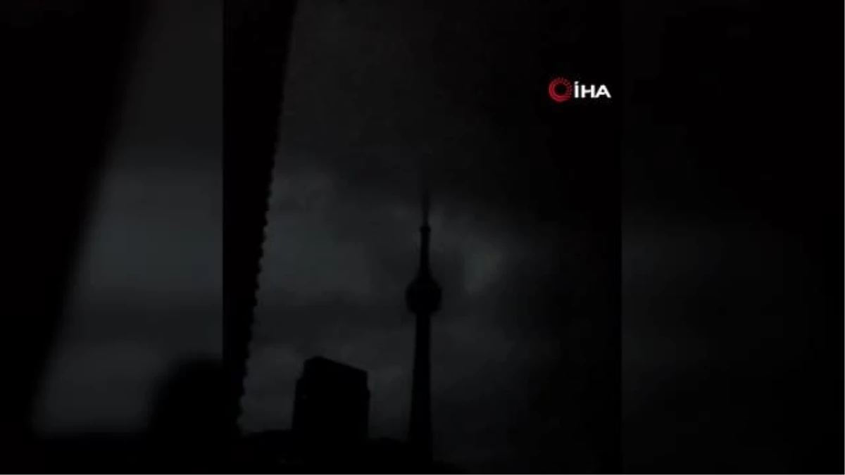 Toronto\'nun simgesi CN Kulesi\'ne yıldırım düştü