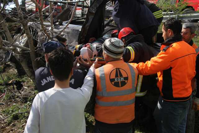2 saat önce aldıkları otomobille kaza yaptılar: 1'i ağır 2 yaralı 2 saat önce aldıkları otomobille kaza yaptılar: 1'i ağır 2 yaralı