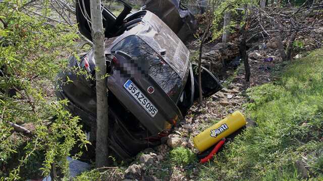 2 saat önce aldıkları otomobille kaza yaptılar: 1'i ağır 2 yaralı 2 saat önce aldıkları otomobille kaza yaptılar: 1'i ağır 2 yaralı