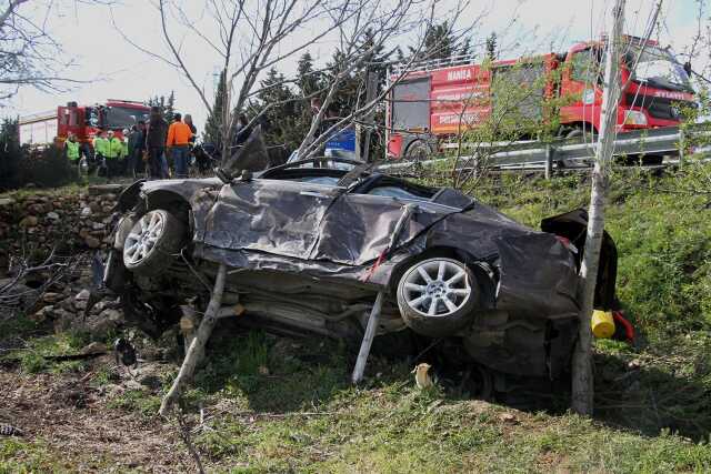 2 saat önce aldıkları otomobille kaza yaptılar: 1'i ağır 2 yaralı 2 saat önce aldıkları otomobille kaza yaptılar: 1'i ağır 2 yaralı