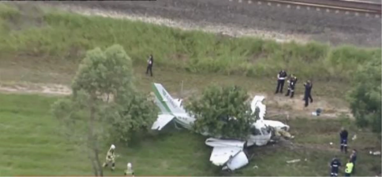 Avustralya\'da pilot, düşen uçaktan sağ kurtuldu