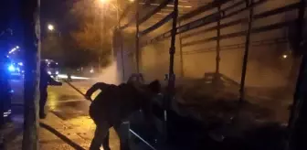 Bariyerlere çarpan tırın sürücüsü yanarak can verdi
