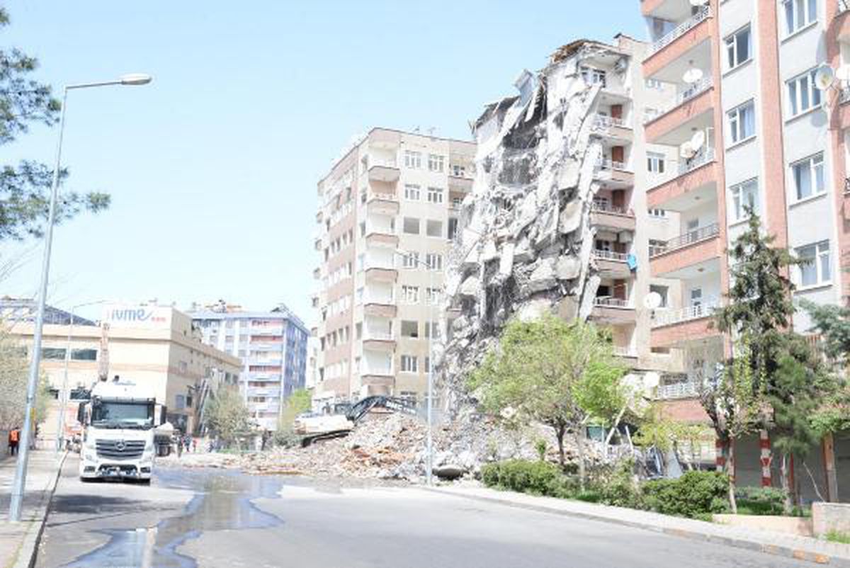 Diyarbakır\'da bir kısmı çöken ağır hasarlı binanın kontrollü yıkımı başladı