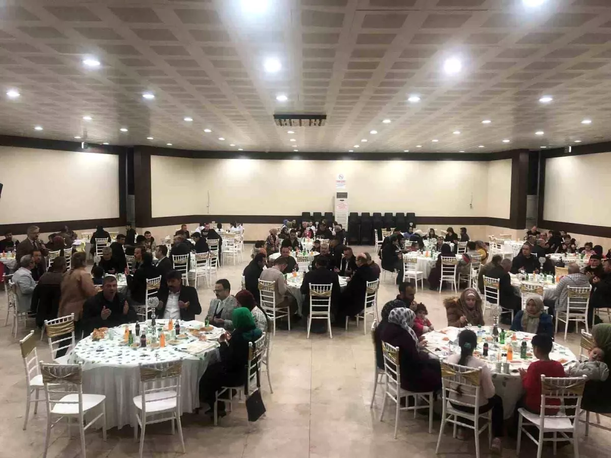 Gediz Kaymakamı Hakan Alkan yetim çocuklarla iftarda bir araya geldi