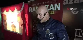Geleneksel Türk gölge oyunuyla depremzede çocukları eğlendiriyorlar