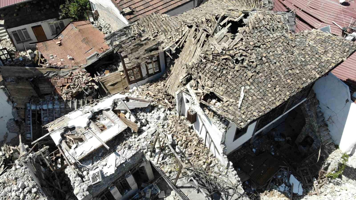 Hatay\'ın tarihi caddesi enkaz yığınına döndü