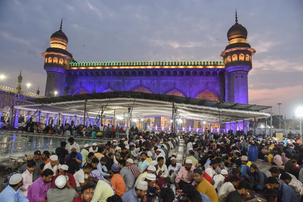 Hindistan\'da Halk Camide İftar İçin Bir Araya Geldi