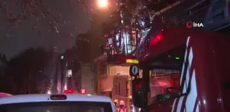 İki katlı bina alevlere teslim oldu, vatandaş yangını film izler gibi izledi