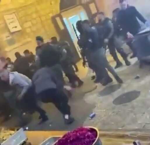İsrail güçleri, sabah namazı için Mescid-i Aksa'ya gelen Filistinlilere coplarla saldırdı İsrail güçleri, sabah namazı için Mescid-i Aksa'ya gelen Filistinlilere coplarla saldırdı