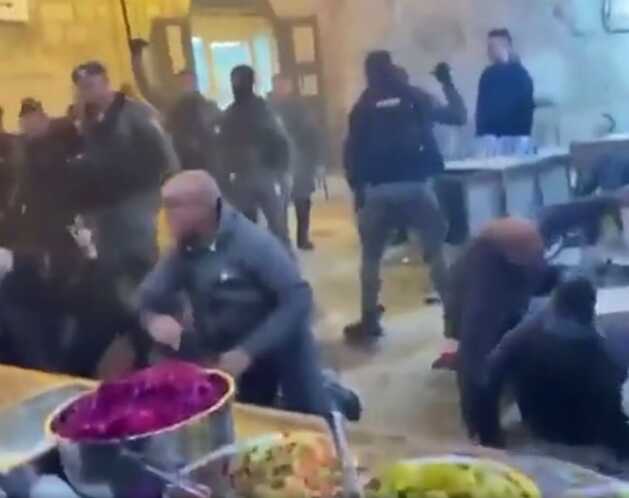 İsrail güçleri, sabah namazı için Mescid-i Aksa'ya gelen Filistinlilere coplarla saldırdı İsrail güçleri, sabah namazı için Mescid-i Aksa'ya gelen Filistinlilere coplarla saldırdı