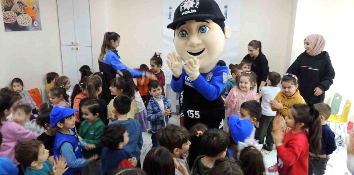 Kars\'ta polis çocukları bilgilendirdi