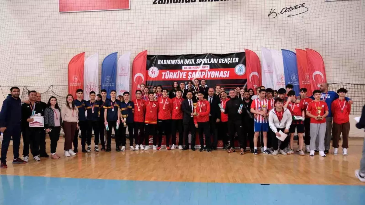 Okul Sporları Gençler Badminton Türkiye Şampiyonası Erzincan\'da sona erdi