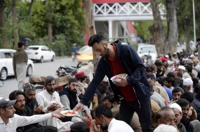 Pakistan'da Halk Gönüllülerin İftar Yemeklerinde Bir Araya Geliyor