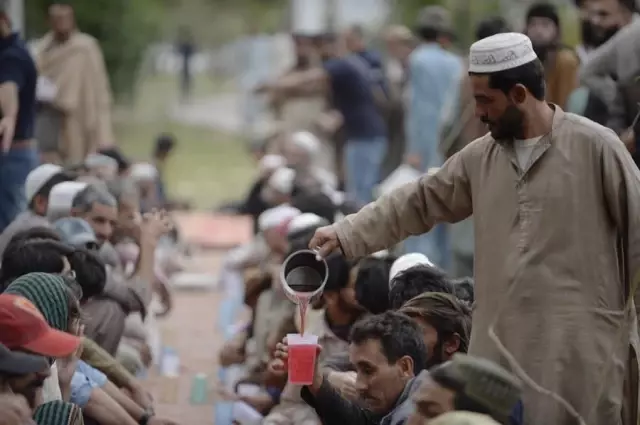 Pakistan'da Halk Gönüllülerin İftar Yemeklerinde Bir Araya Geliyor