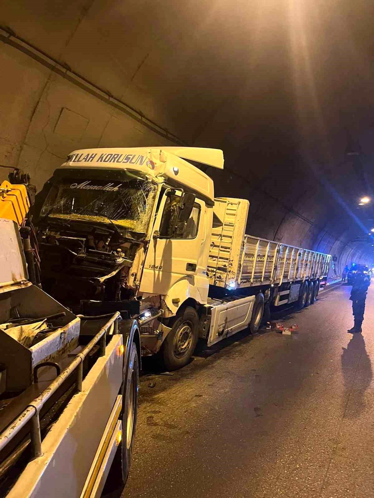 Tır şoförü, tünel duvarına çarptı