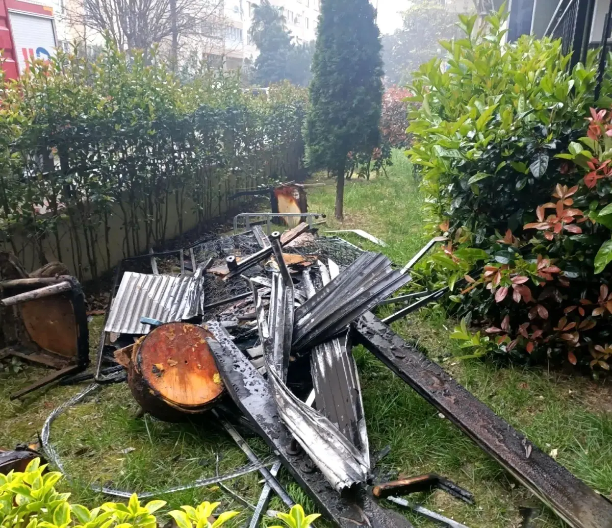 Yalova\'da alevlere teslim olan apartman dairesi küle döndü