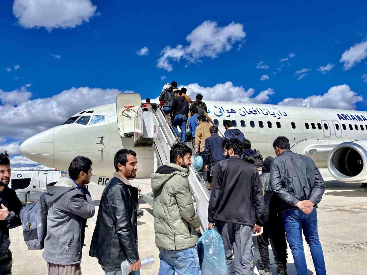 Ağrı\'da 138 Afgan göçmen sınır dışı edildi
