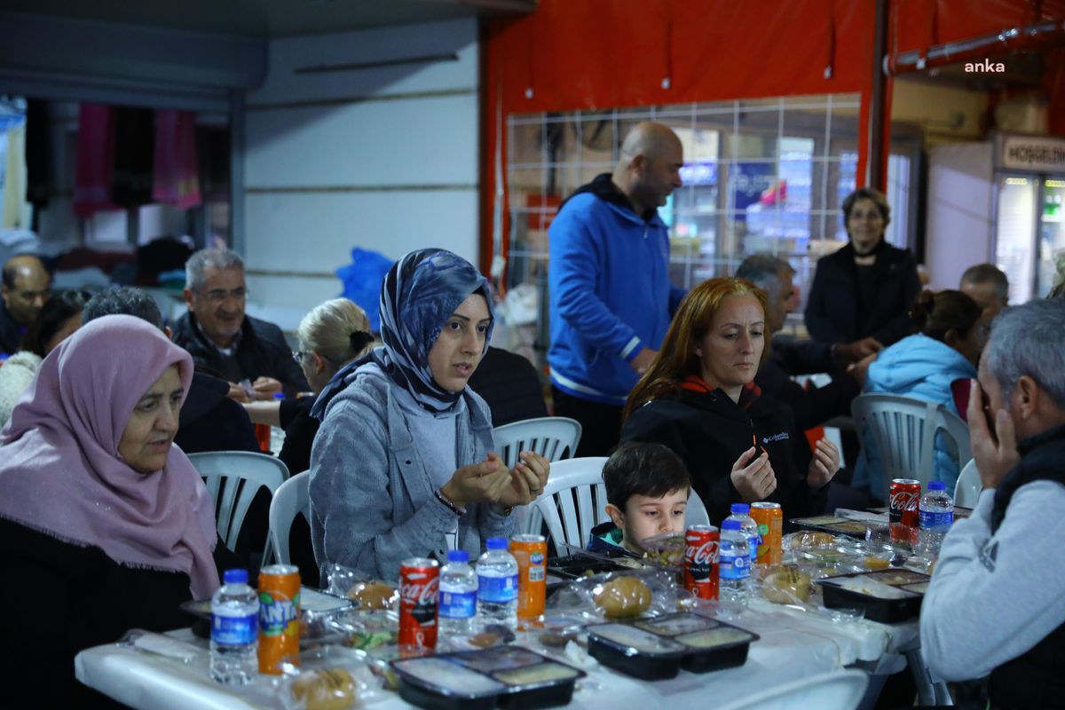 Antalya\'da Depremzedeler İftar Yemeğinde Bir Araya Geldi