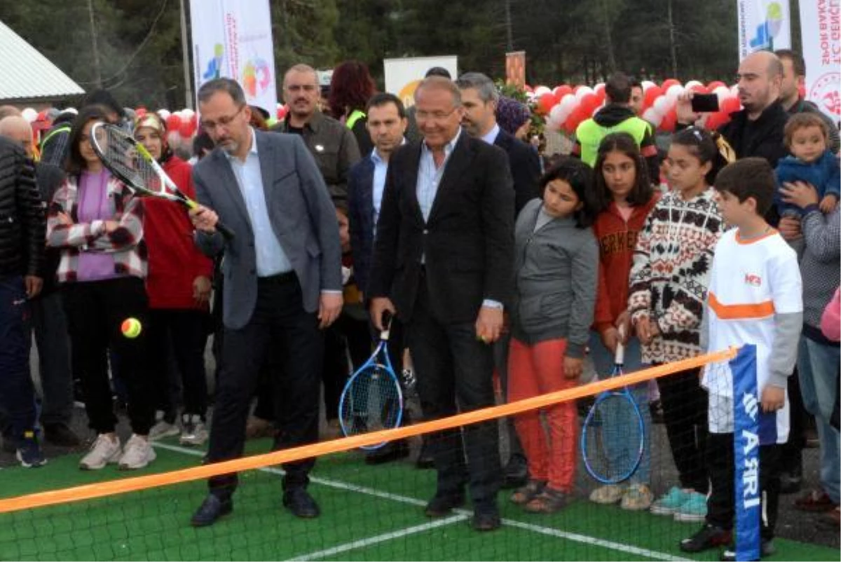 SPOR Bakan Kasapoğlu, Kahramanmaraş\'ta portatif tenis kortu açtı