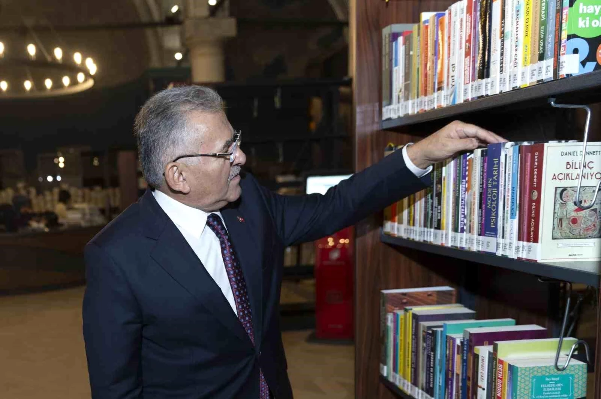Başkan Büyükkılıç 4 yılda Kayseri\'ye 44 kitap armağan etti