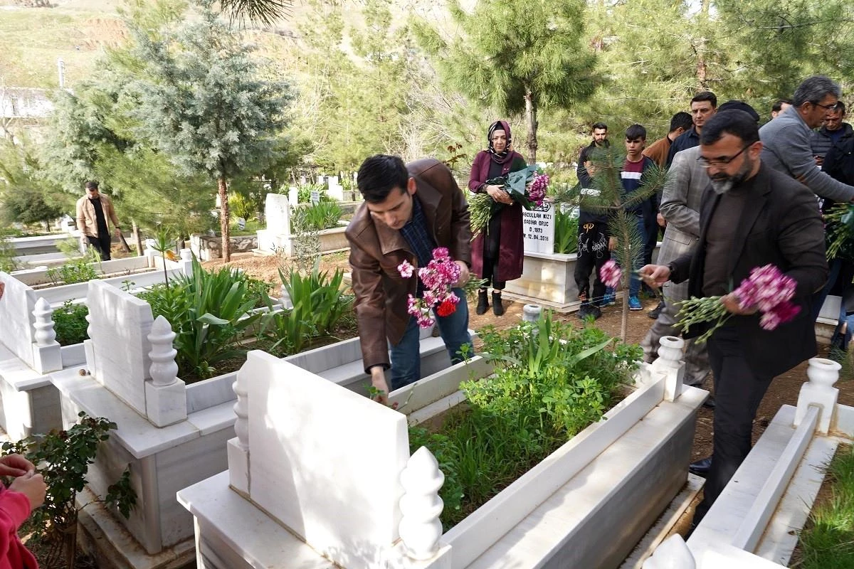 Diyarbakır\'da terör örgütü PKK\'nın katlettiği 5 sivil şehit törenle anıldı