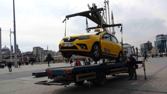 Dolmabahçe'den Taksim'e 385 lira isteyen taksiciye ceza yağdı Dolmabahçe'den Taksim'e 385 lira isteyen taksiciye ceza yağdı