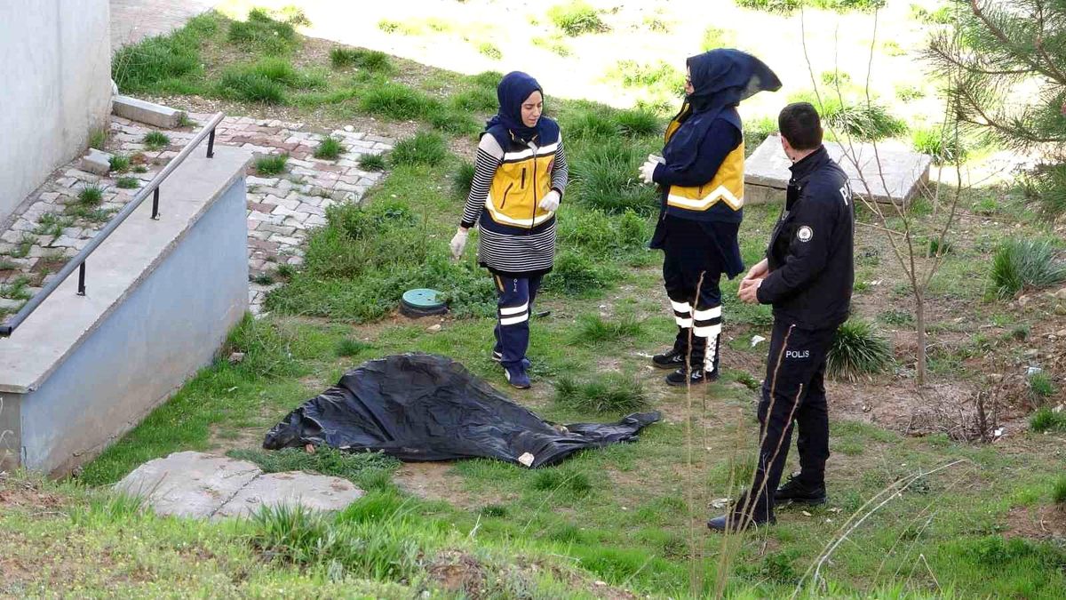 Elazığ\'da işçiler, evin bahçesinde kadın cesedi bulundu