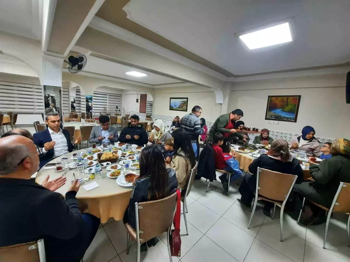 Emet\'te yetimler ve ailelerine iftar yemeği