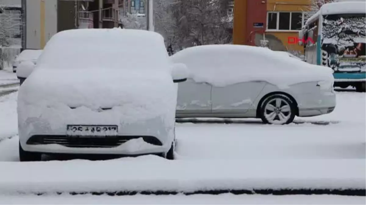 ERZURUM\'DA, GECE SAATLERİNDE ETKİLİ OLAN KAR YAĞIŞI, KENTİ BEYAZA BÜRÜDÜ