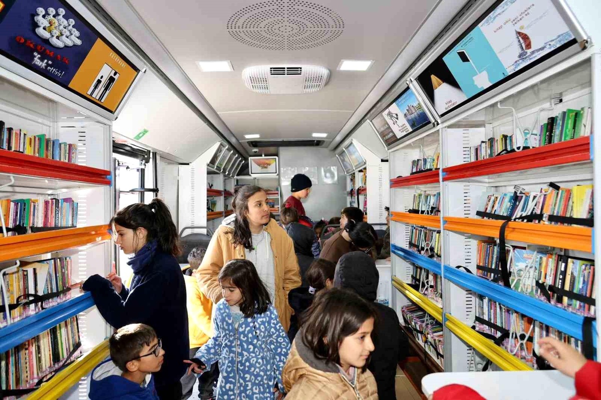 \'Gezici Kütüphane Otobüsü\' depremzede misafirlere hizmetine devam ediyor