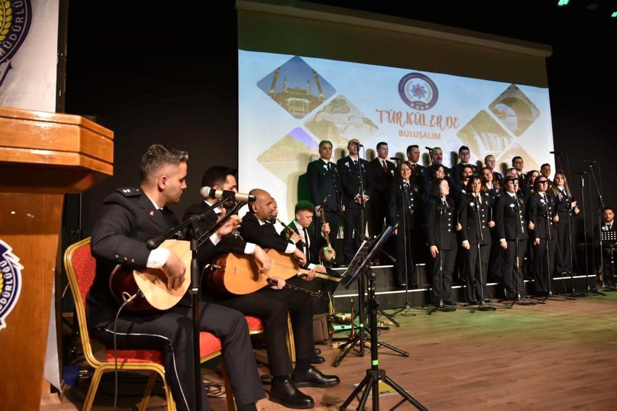 Giresun\'da Polis Korosu\'ndan türkü dinletisi
