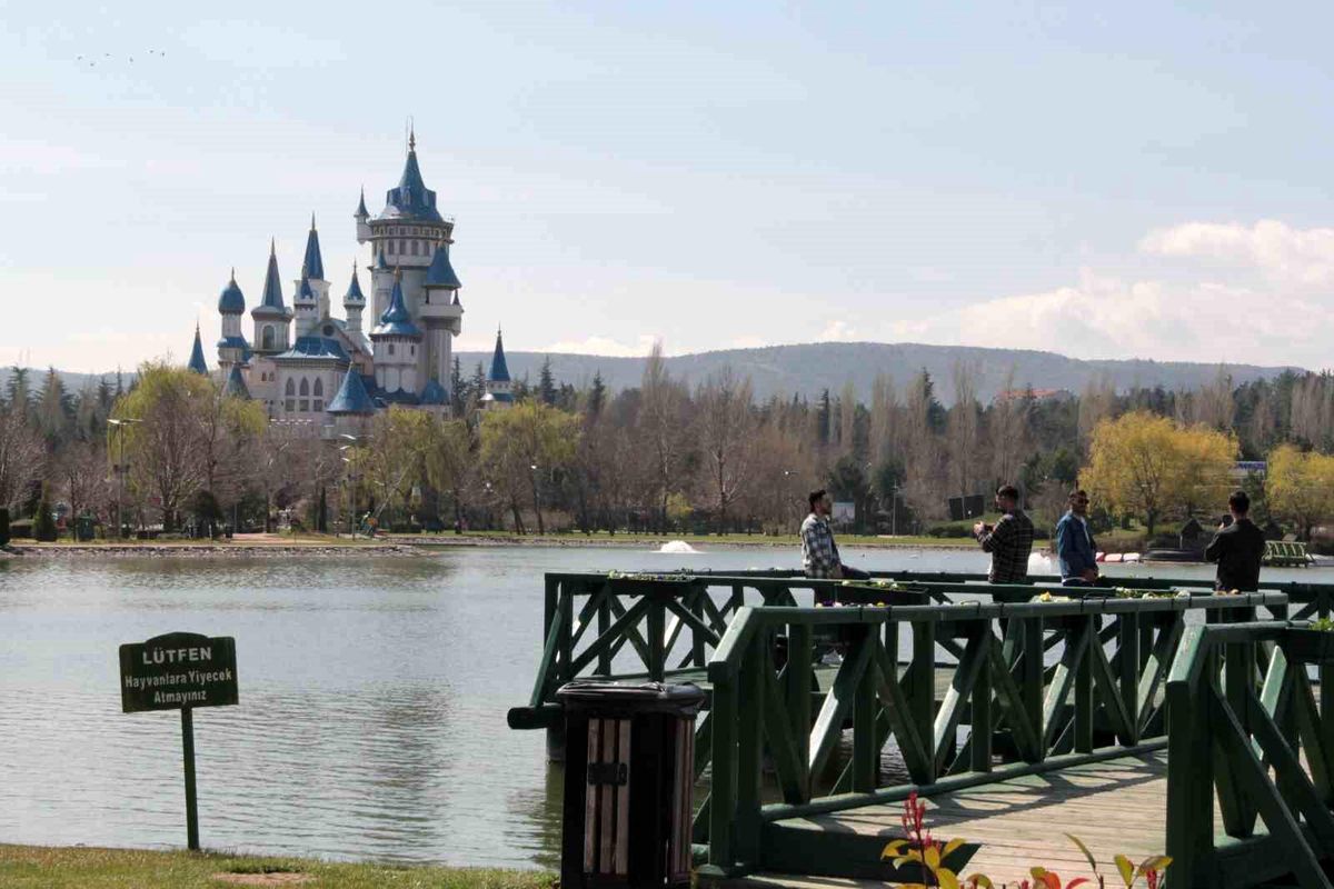 Güneşli hava parkları doldurdu