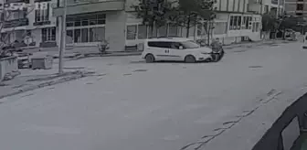 Hafif ticari araç ile motosikletin çarpıştığı kaza kamerada: 2 yaralı