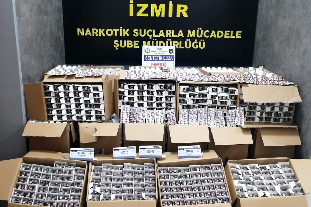 İzmir\'de 105 bin adet sentetik ecza hap ele geçirildi