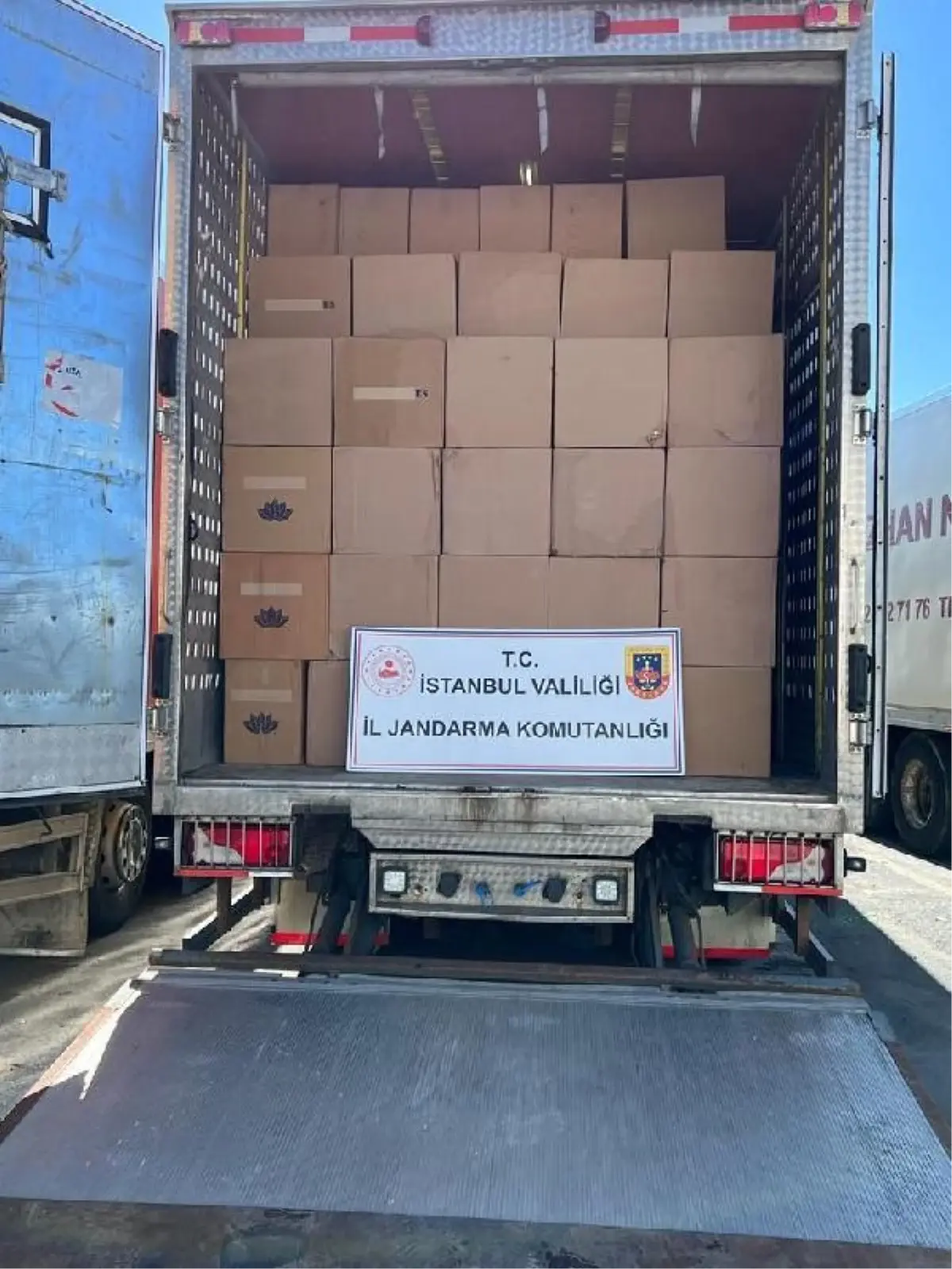 İstanbul\'da jandarmadan kaçak sigara operasyonu