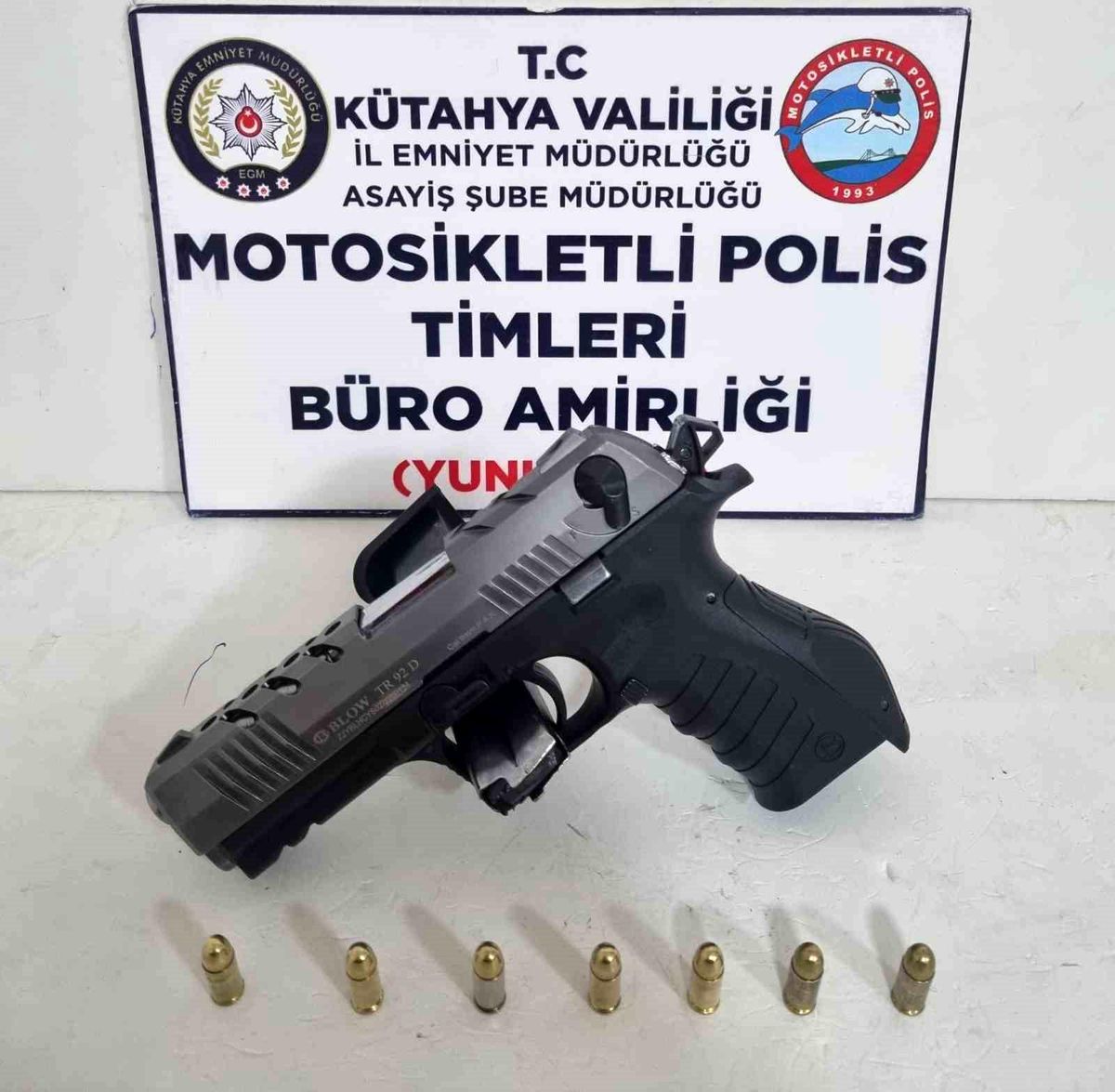 Kütahya\'da bir kişinin üzerinde ruhsatsız tabanca ele geçirildi