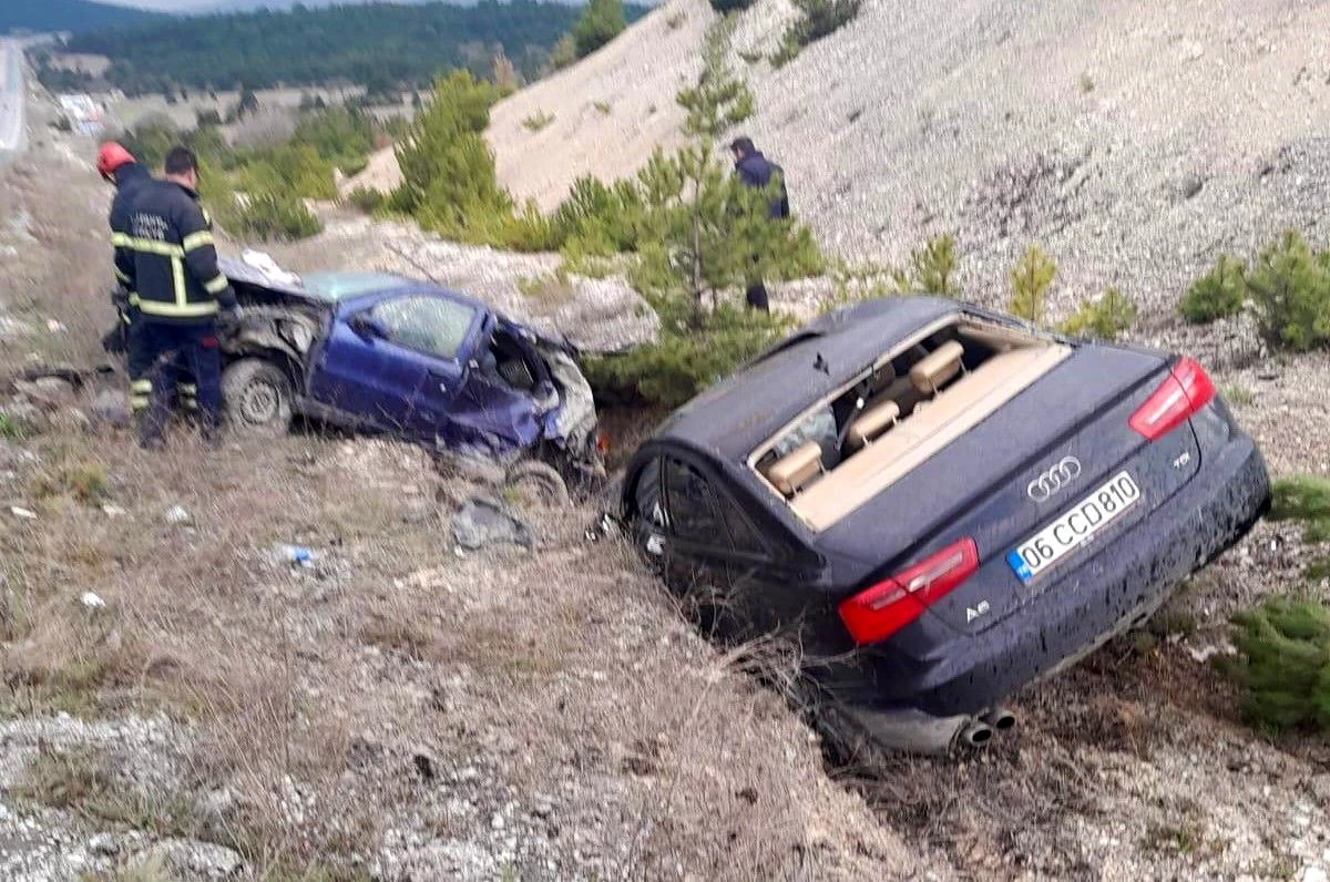 Kütahya\'da iki otomobilin çarpıştığı trafik kazasında 3 kişi yaralandı